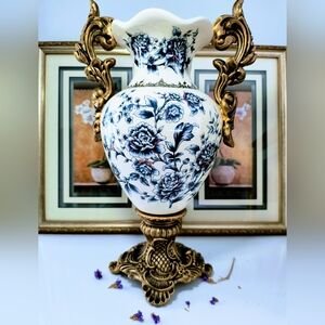 Stunning VICTORIAN style vase.  VINTAGE style LARGE vase